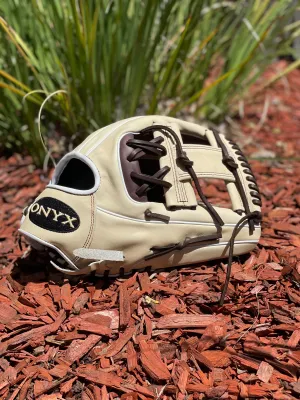 Onyx Fielding Glove RHT 13.5 Inch (Blonde/Brown)