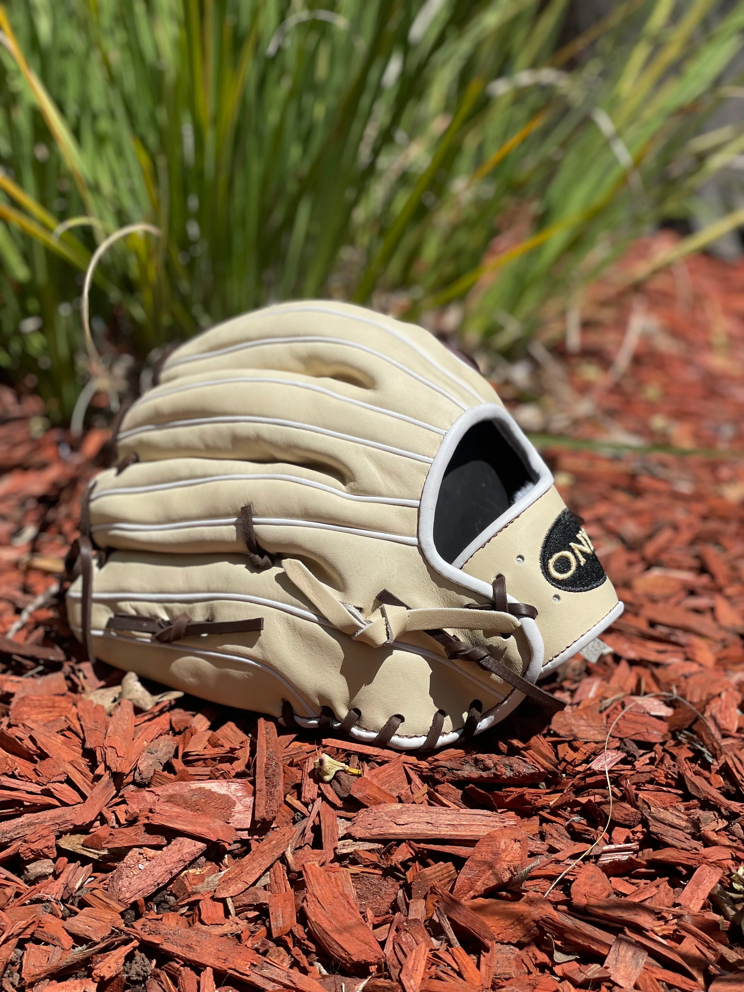 Onyx Fielding Glove RHT 13.5 Inch (Blonde/Brown)