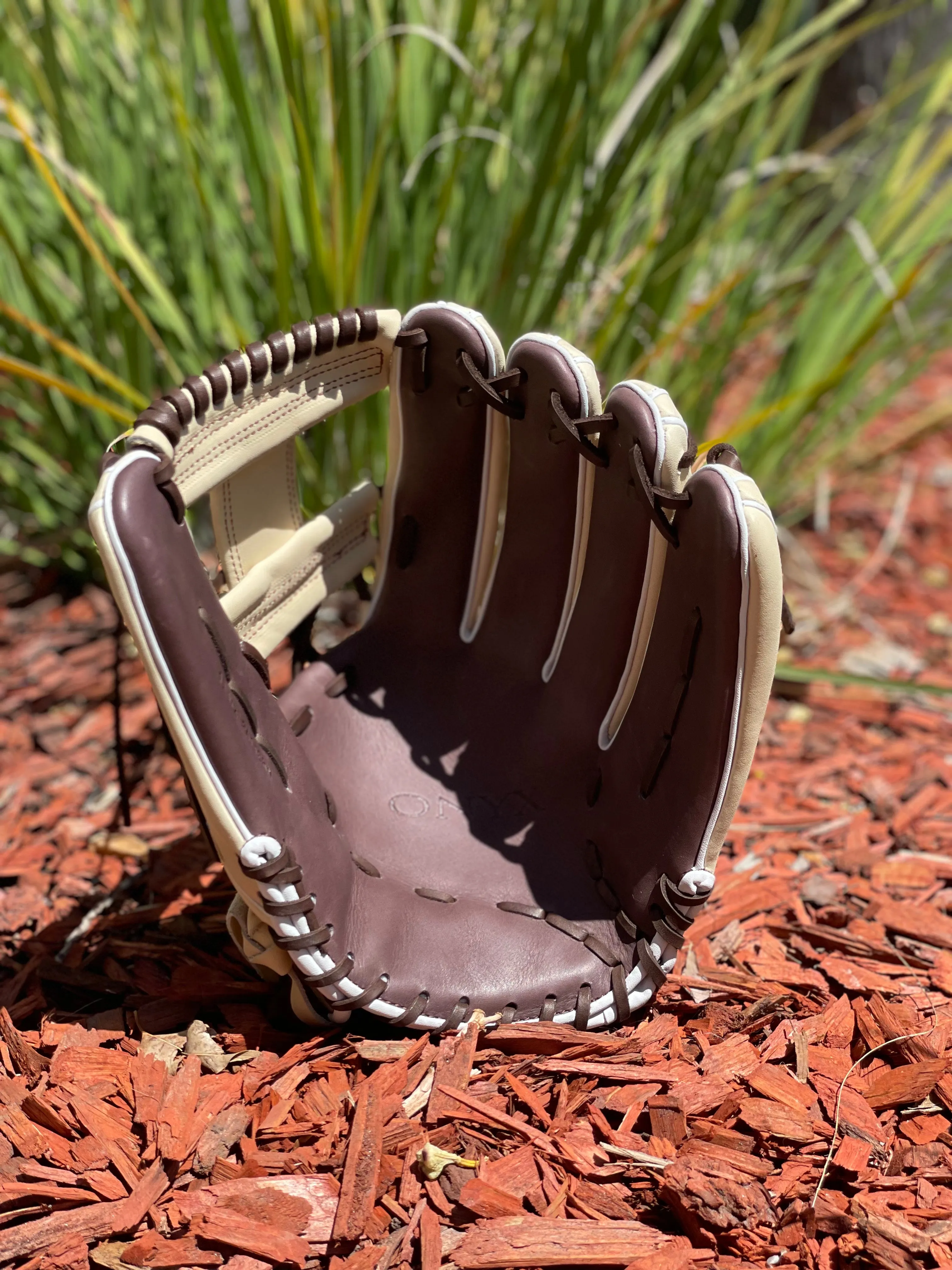 Onyx Fielding Glove RHT 13.5 Inch (Blonde/Brown)