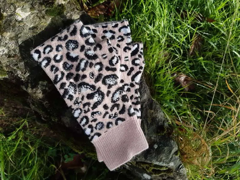 SIRI (Glove) Sparkly Leopard Glove (has matching hat) RMD1905169