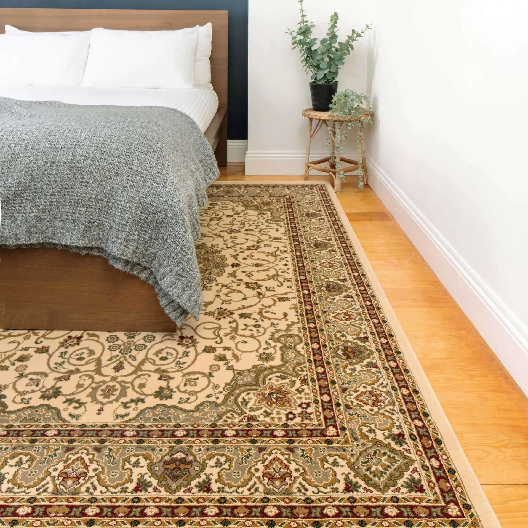 Traditional Cream Bordered Rug